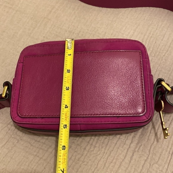 Fossil nubuck / suede leather fuchsia camera bag in very good condition. - Picture 9 of 12